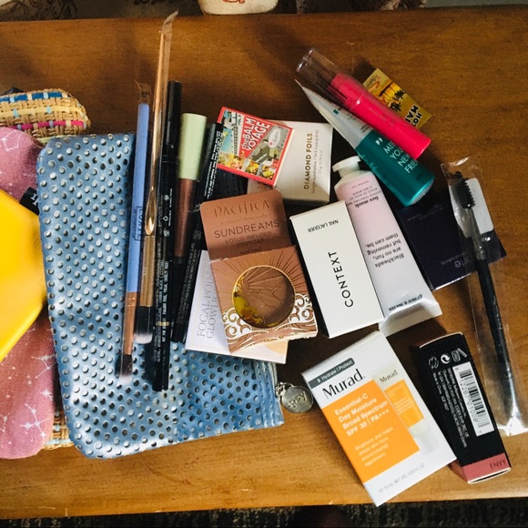 Makeup here - Picture 2 of 7